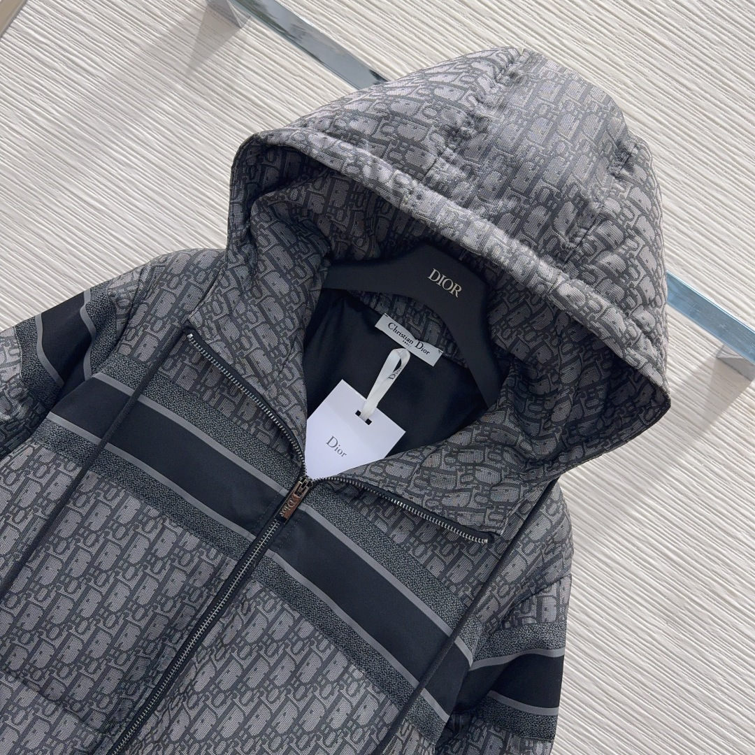 🛍️ Christian Dio* 💕2025秋冬新款羽绒服外套，填充物90%鹅绒 这款连帽短款夹克来自