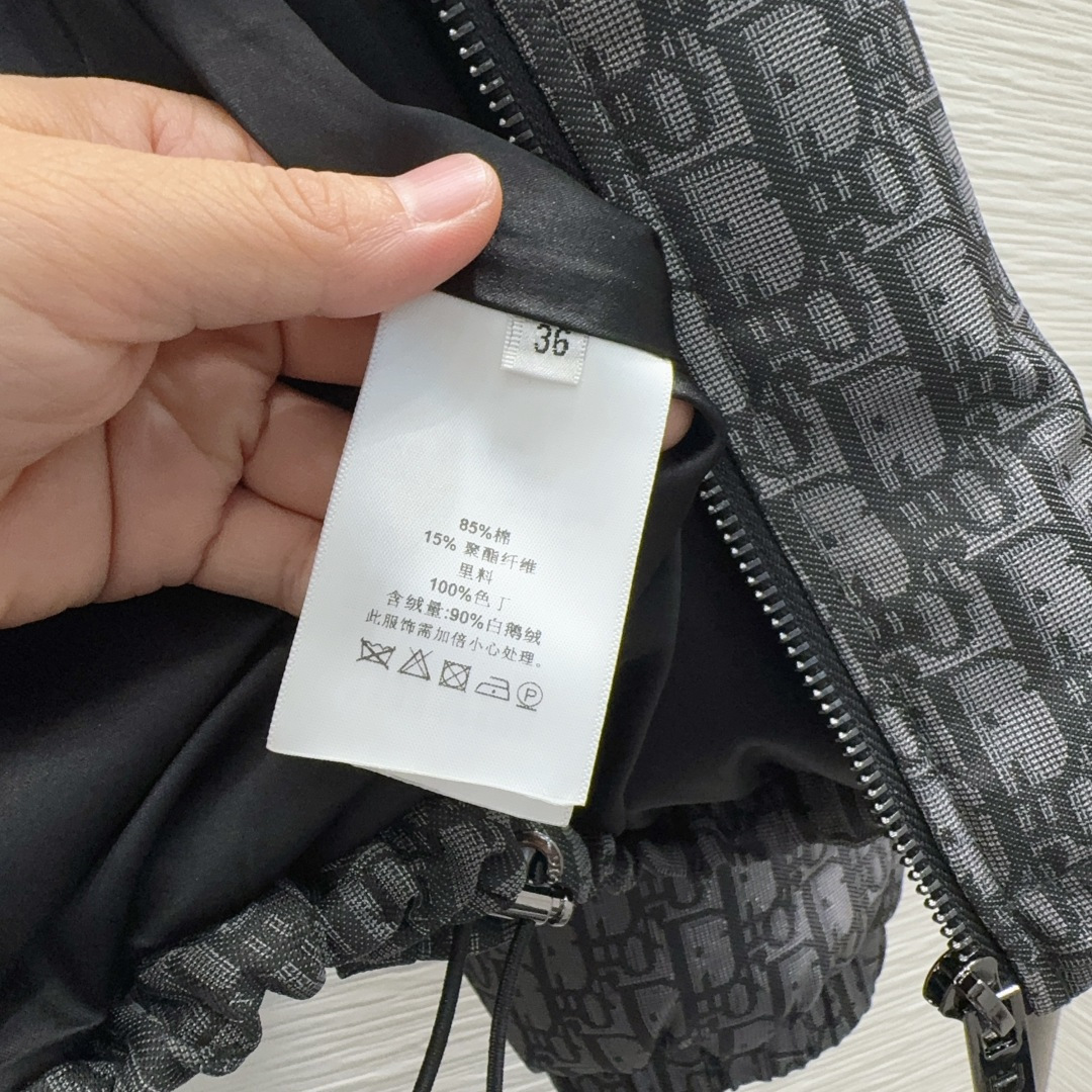 🛍️ Christian Dio* 💕2025秋冬新款羽绒服外套，填充物90%鹅绒 这款连帽短款夹克来自