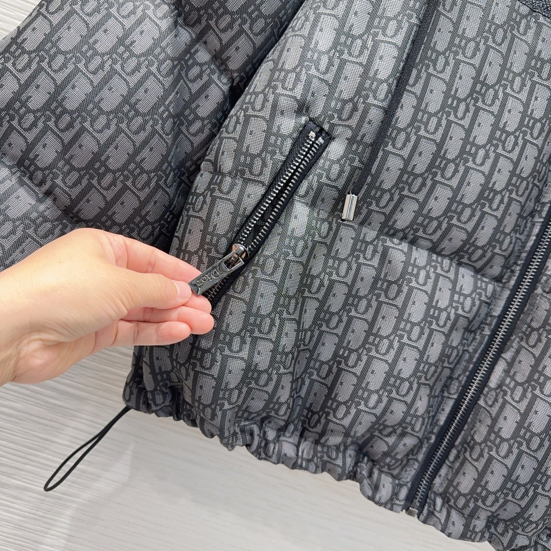 🛍️ Christian Dio* 💕2025秋冬新款羽绒服外套，填充物90%鹅绒 这款连帽短款夹克来自