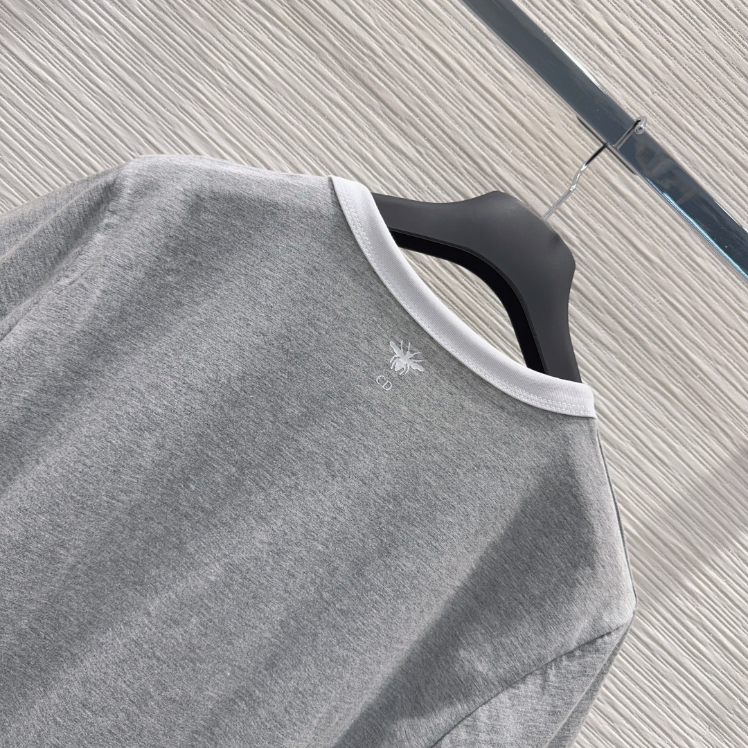 🛍️ Christian Dio* 👑2025FW新款T恤 密度很高手感超好 真的费劲心血的一款！！细节