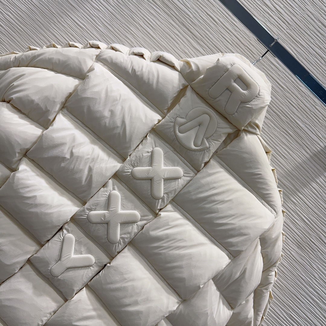 🛍️Moncle*👑2025FW新款羽绒外套 男女同款 90%白鹅绒 整体保暖效果拉满,独特的后背设计款