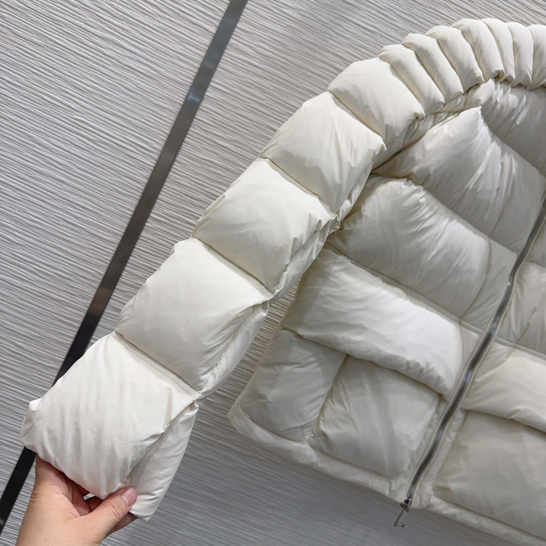 🛍️Moncle*👑2025FW新款羽绒外套 男女同款 90%白鹅绒 整体保暖效果拉满,独特的后背设计款