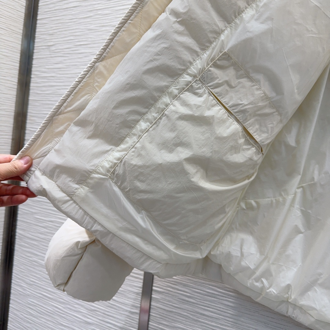 🛍️Moncle*👑2025FW新款羽绒外套 男女同款 90%白鹅绒 整体保暖效果拉满,独特的后背设计款