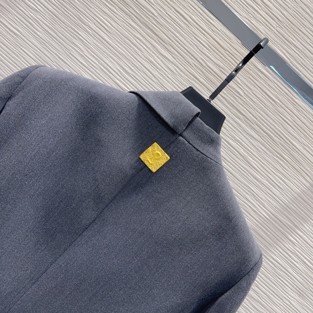 🛍️ Schiapare*lli 👑2025FW新款 简洁大气的西装外套 非常高级的进口质地 仔细看细节