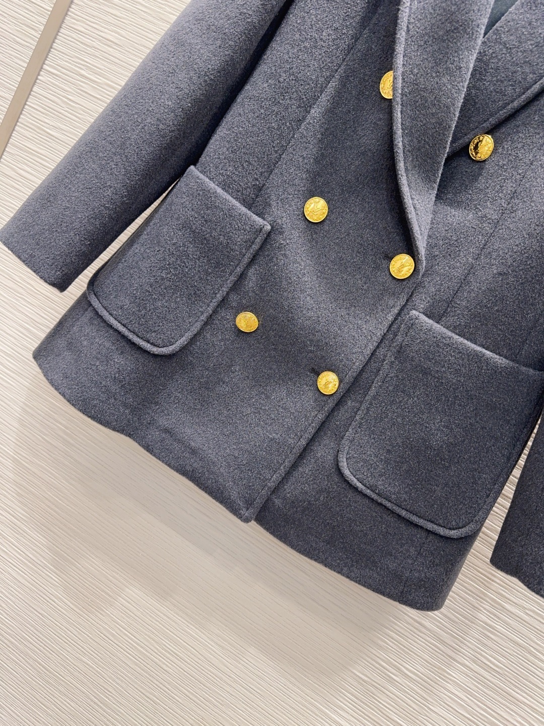 🛍️ Louis Vuitto* 👑2025FW新款 简洁大气的西装外套 非常高级的进口质地 仔细看细节