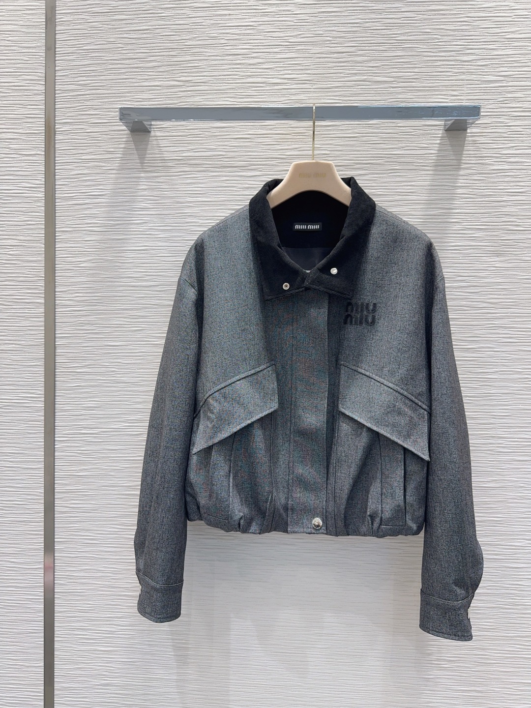 🛍️Miu Mi*👑 2025FW新款外套 出货即爆单 特殊材质有肌理感 每个小细节都非常注重 恰到好处