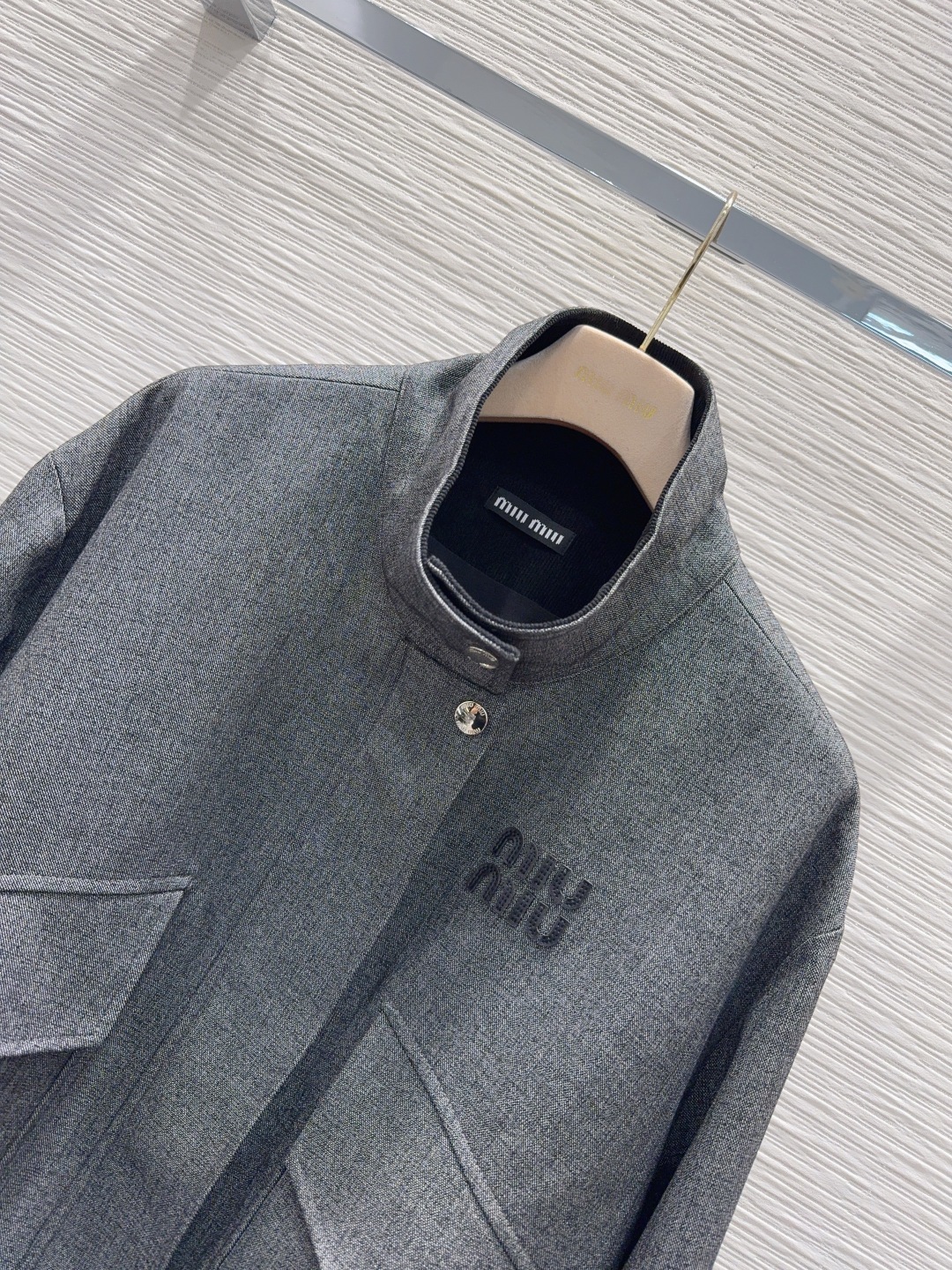 🛍️Miu Mi*👑 2025FW新款外套 出货即爆单 特殊材质有肌理感 每个小细节都非常注重 恰到好处