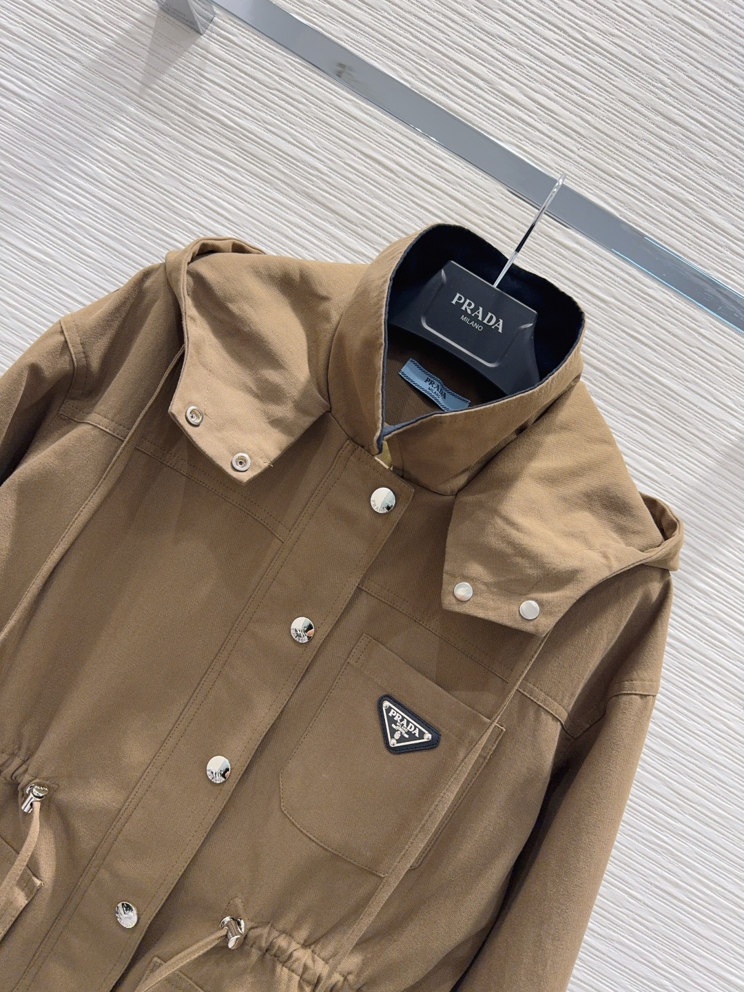 🛍️Prad*👑2025FW新款风衣外套 舒适百搭 贸易公司订单货！原单渠道货 好搭配 不可多得的一款！