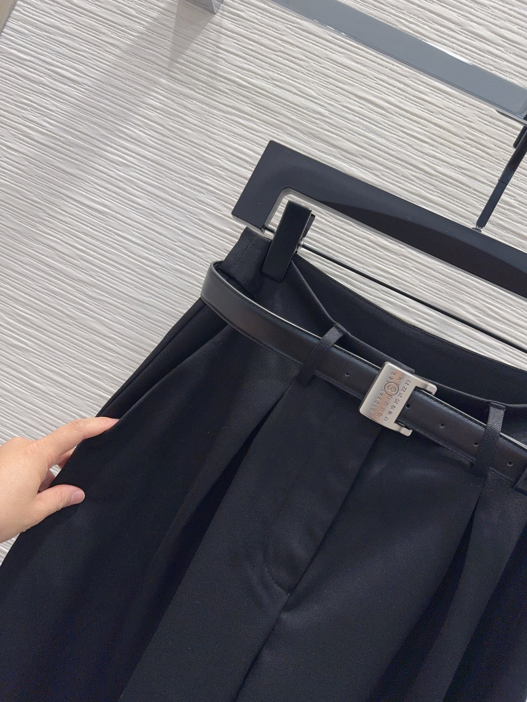 🛍️MM*6👑2025FW新款长裤 两色都很优秀 不挑剔身形要求 上身板板正正特别赞！搭配的风格也很通吃