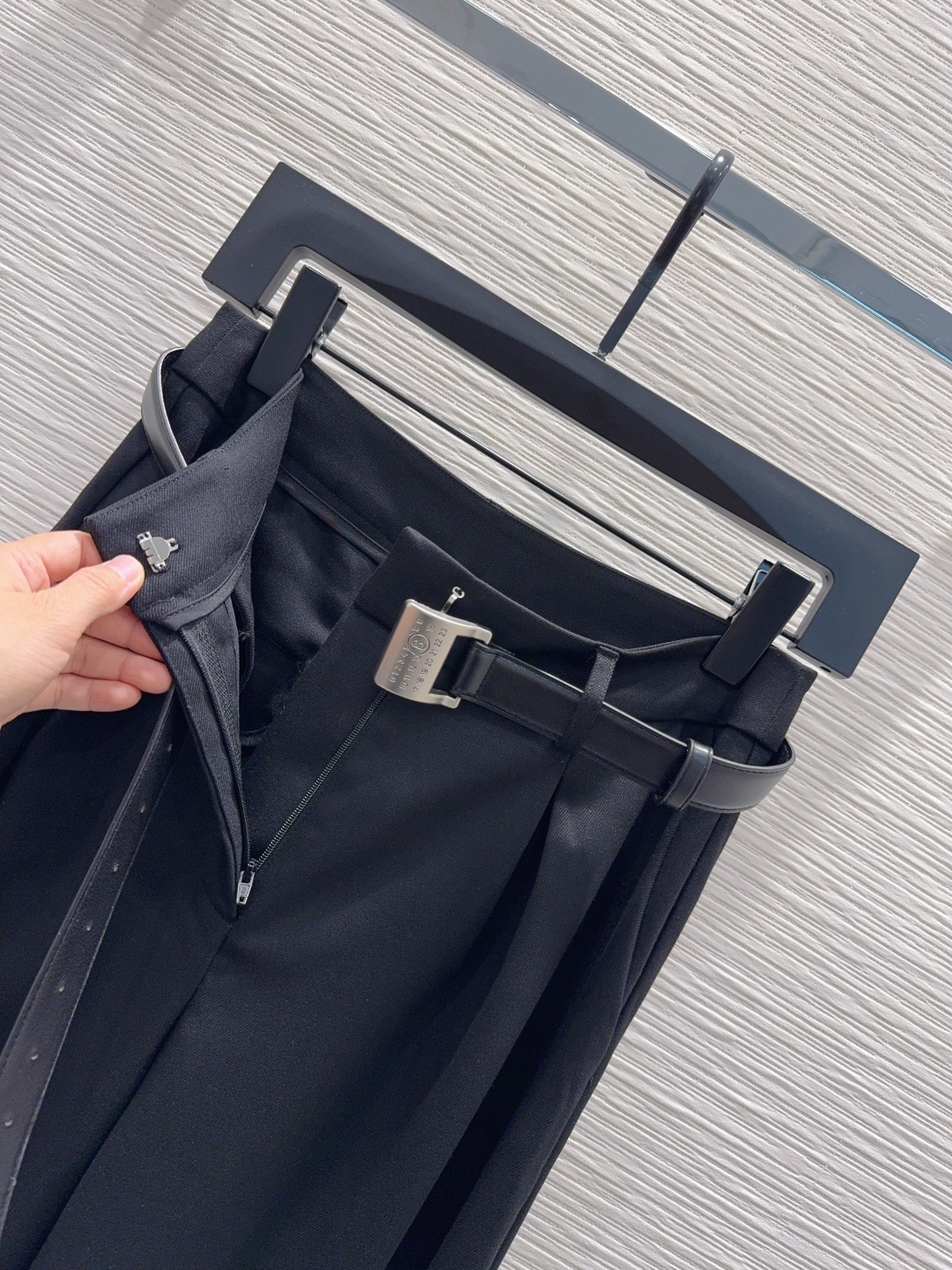 🛍️MM*6👑2025FW新款长裤 两色都很优秀 不挑剔身形要求 上身板板正正特别赞！搭配的风格也很通吃