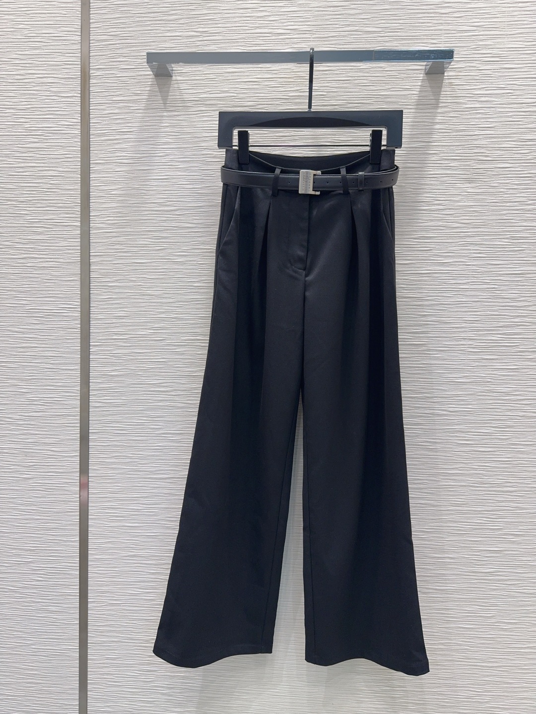 🛍️MM*6👑2025FW新款长裤 两色都很优秀 不挑剔身形要求 上身板板正正特别赞！搭配的风格也很通吃