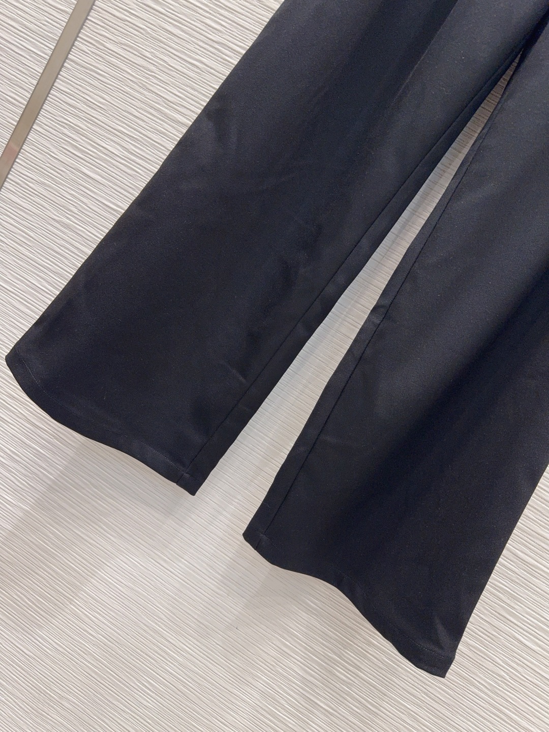 🛍️MM*6👑2025FW新款长裤 两色都很优秀 不挑剔身形要求 上身板板正正特别赞！搭配的风格也很通吃