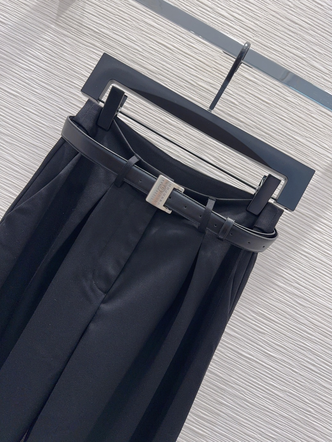 🛍️MM*6👑2025FW新款长裤 两色都很优秀 不挑剔身形要求 上身板板正正特别赞！搭配的风格也很通吃