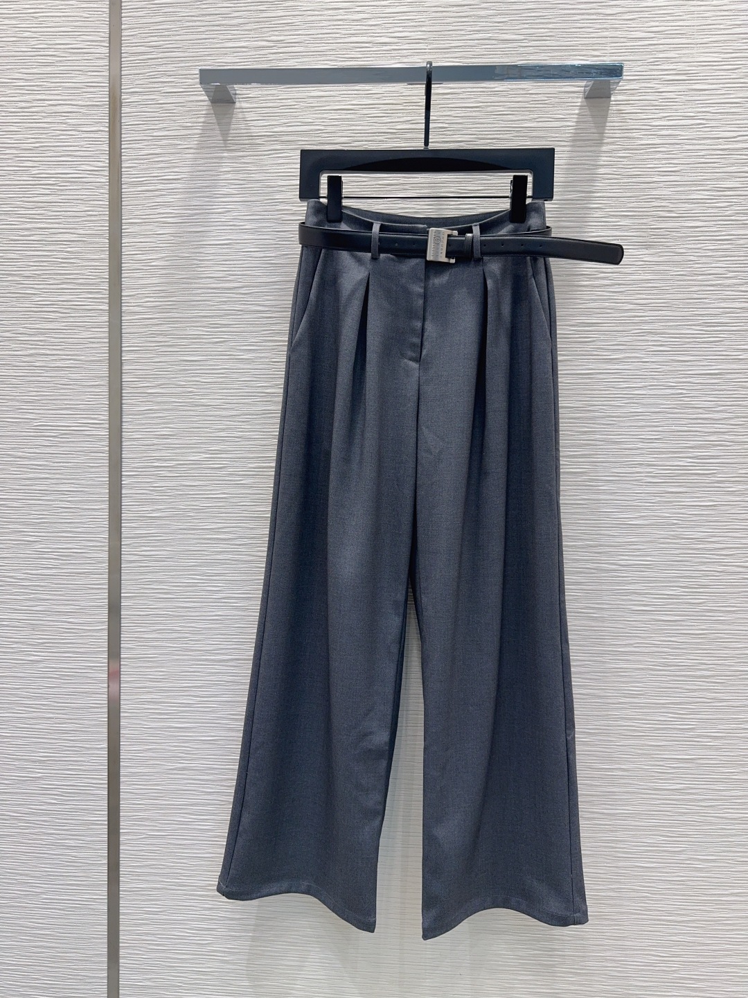 🛍️MM*6👑2025FW新款长裤 两色都很优秀 不挑剔身形要求 上身板板正正特别赞！搭配的风格也很通吃