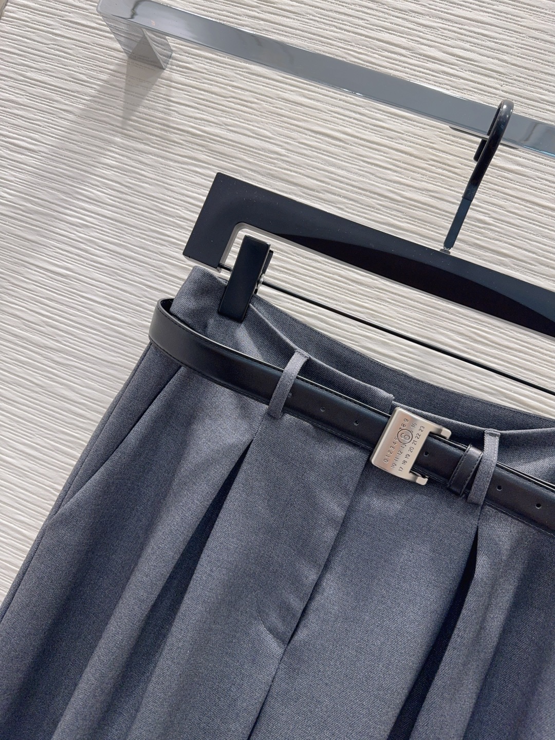 🛍️MM*6👑2025FW新款长裤 两色都很优秀 不挑剔身形要求 上身板板正正特别赞！搭配的风格也很通吃