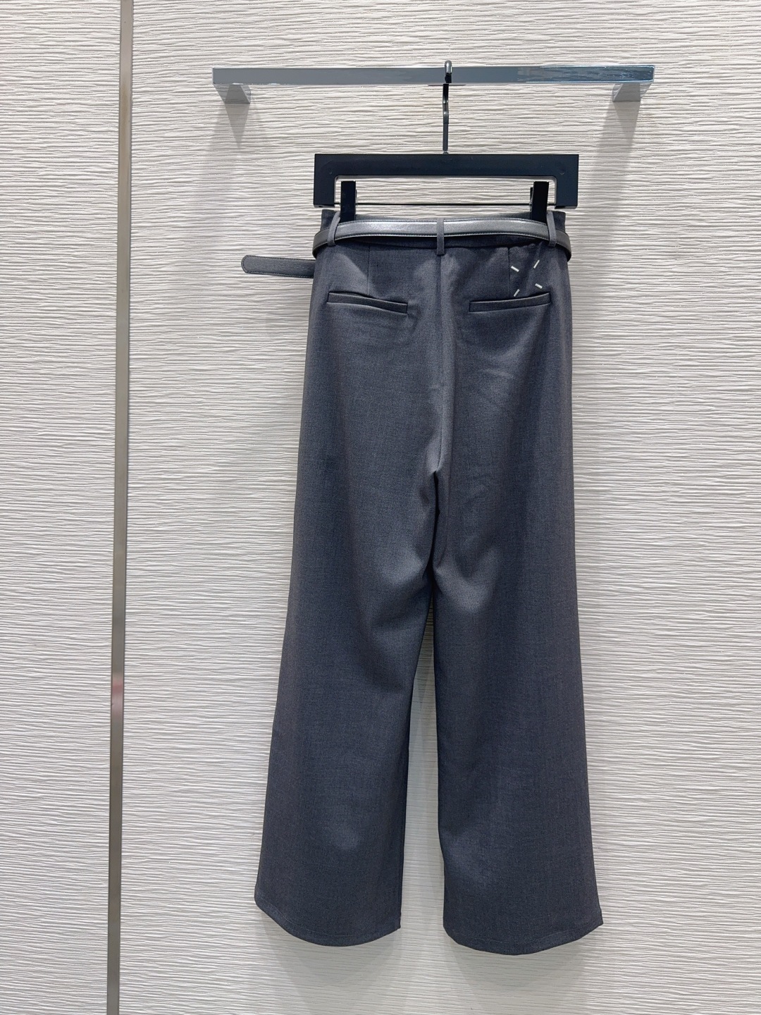 🛍️MM*6👑2025FW新款长裤 两色都很优秀 不挑剔身形要求 上身板板正正特别赞！搭配的风格也很通吃