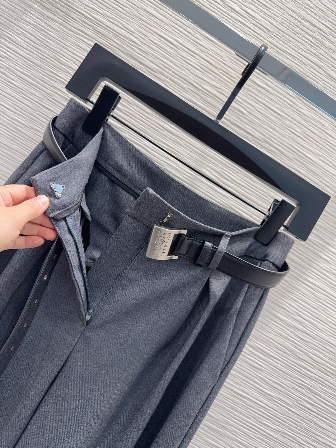 🛍️MM*6👑2025FW新款长裤 两色都很优秀 不挑剔身形要求 上身板板正正特别赞！搭配的风格也很通吃