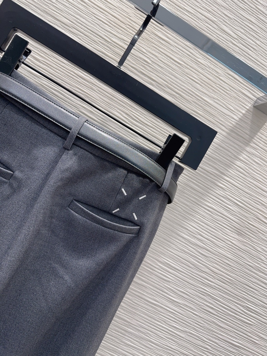 🛍️MM*6👑2025FW新款长裤 两色都很优秀 不挑剔身形要求 上身板板正正特别赞！搭配的风格也很通吃