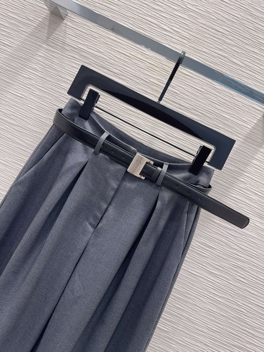 🛍️MM*6👑2025FW新款长裤 两色都很优秀 不挑剔身形要求 上身板板正正特别赞！搭配的风格也很通吃