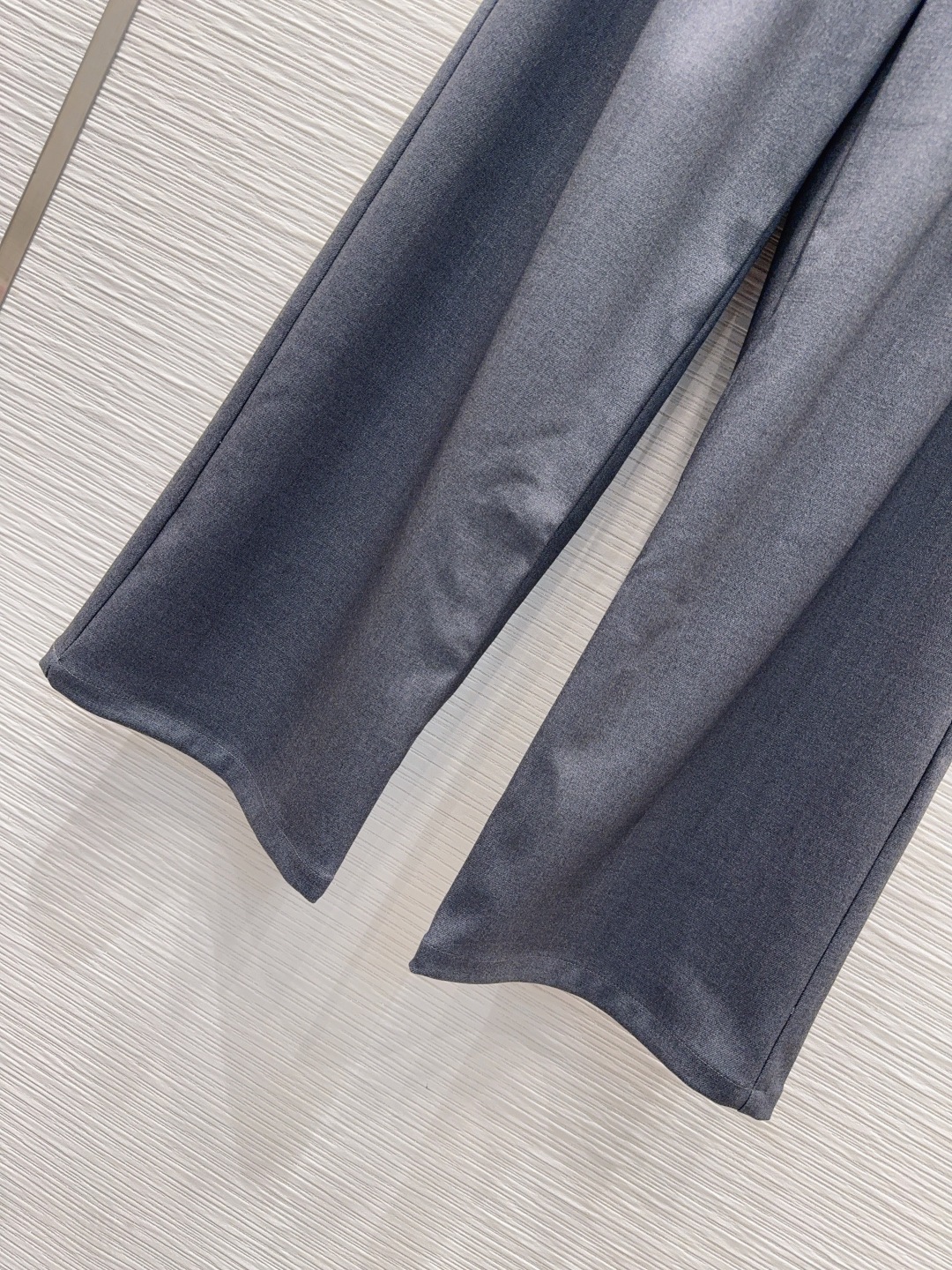 🛍️MM*6👑2025FW新款长裤 两色都很优秀 不挑剔身形要求 上身板板正正特别赞！搭配的风格也很通吃