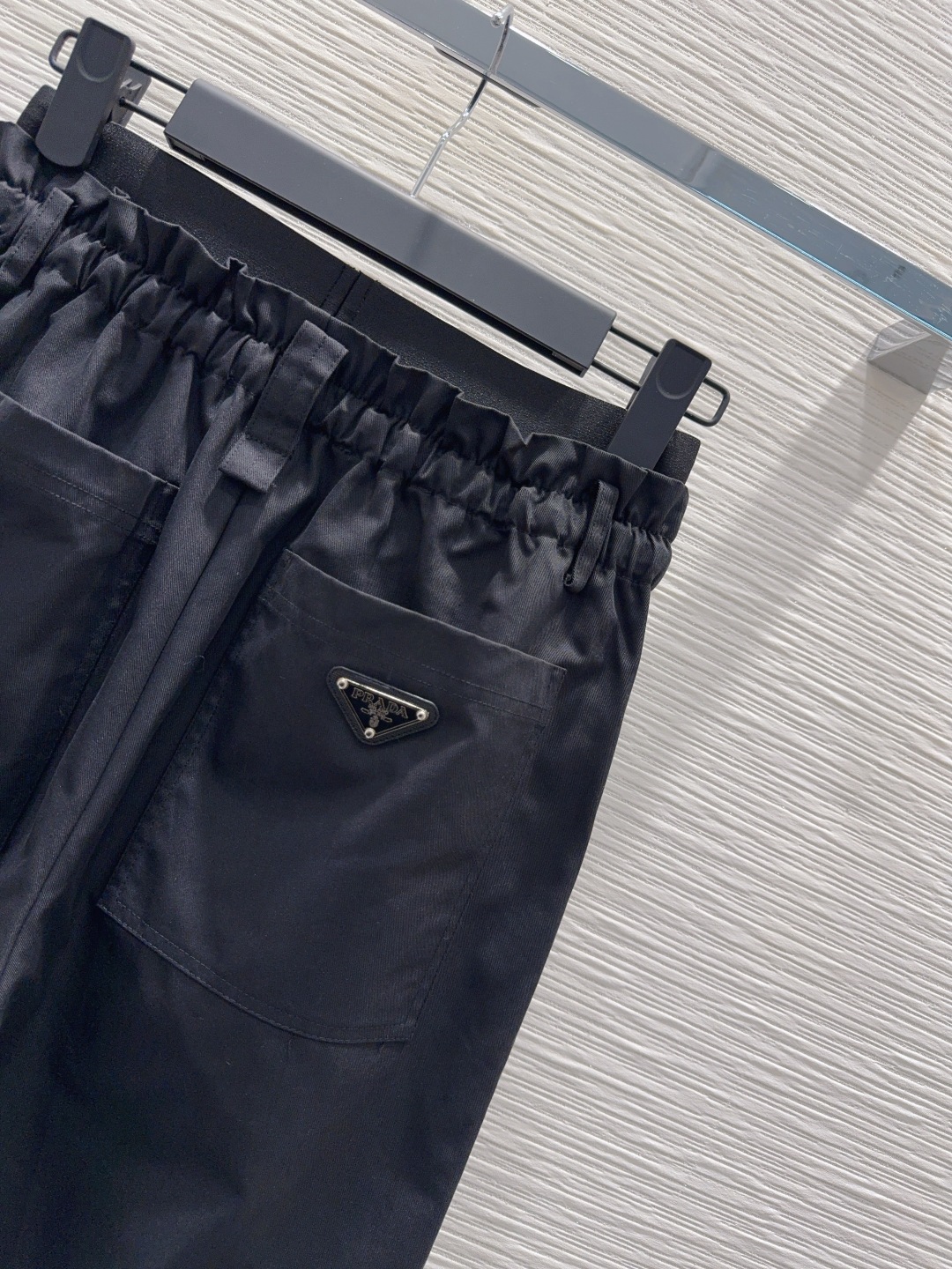 🛍️Prad*👑2025FW新款腰拼织带长裤 两色都很优秀 不挑剔身形要求 上身板板正正特别赞！搭配的风