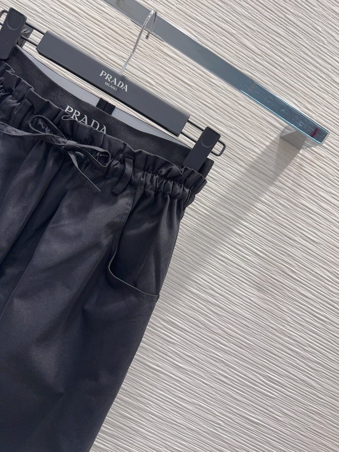 🛍️Prad*👑2025FW新款腰拼织带长裤 两色都很优秀 不挑剔身形要求 上身板板正正特别赞！搭配的风