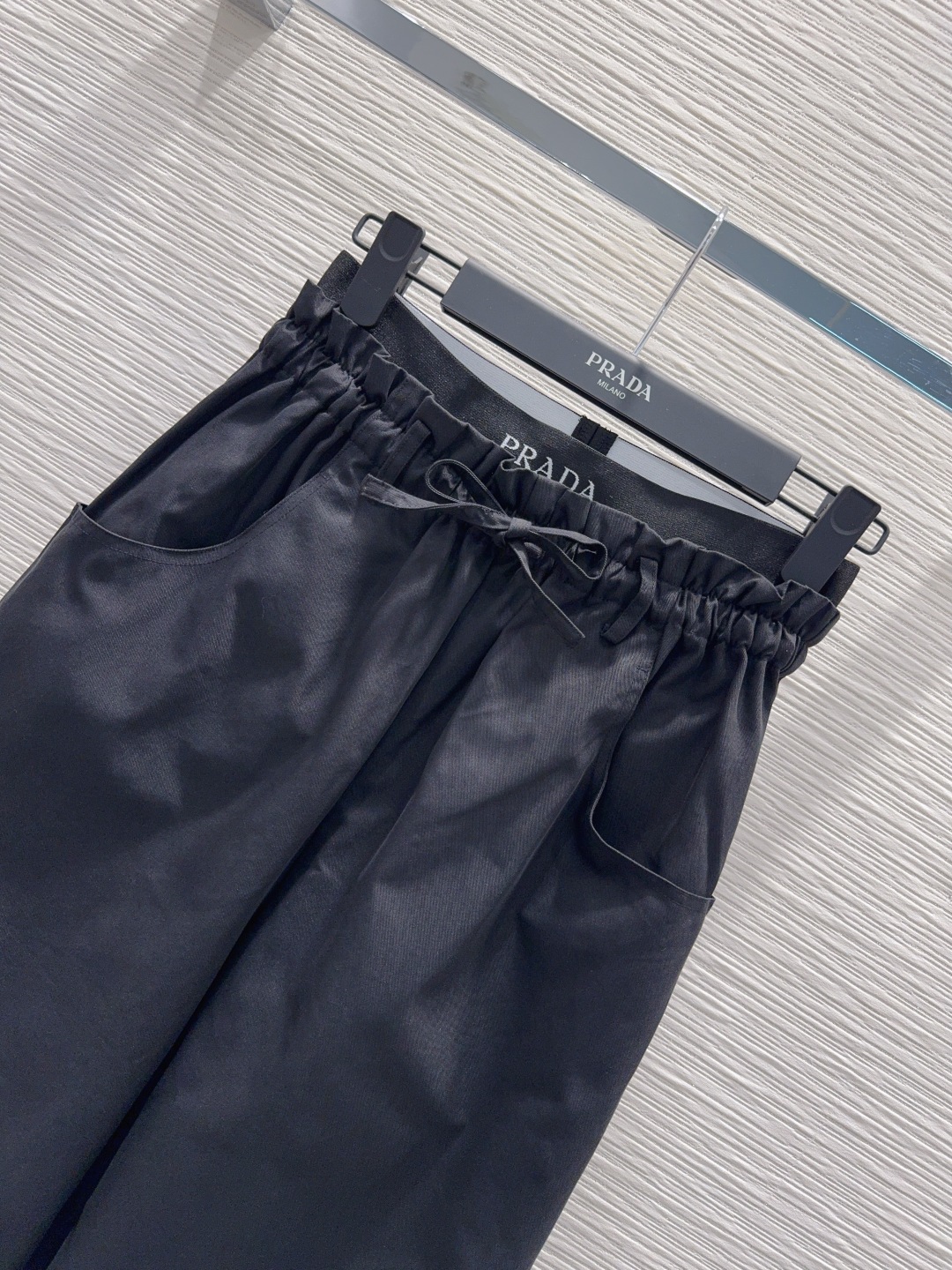 🛍️Prad*👑2025FW新款腰拼织带长裤 两色都很优秀 不挑剔身形要求 上身板板正正特别赞！搭配的风