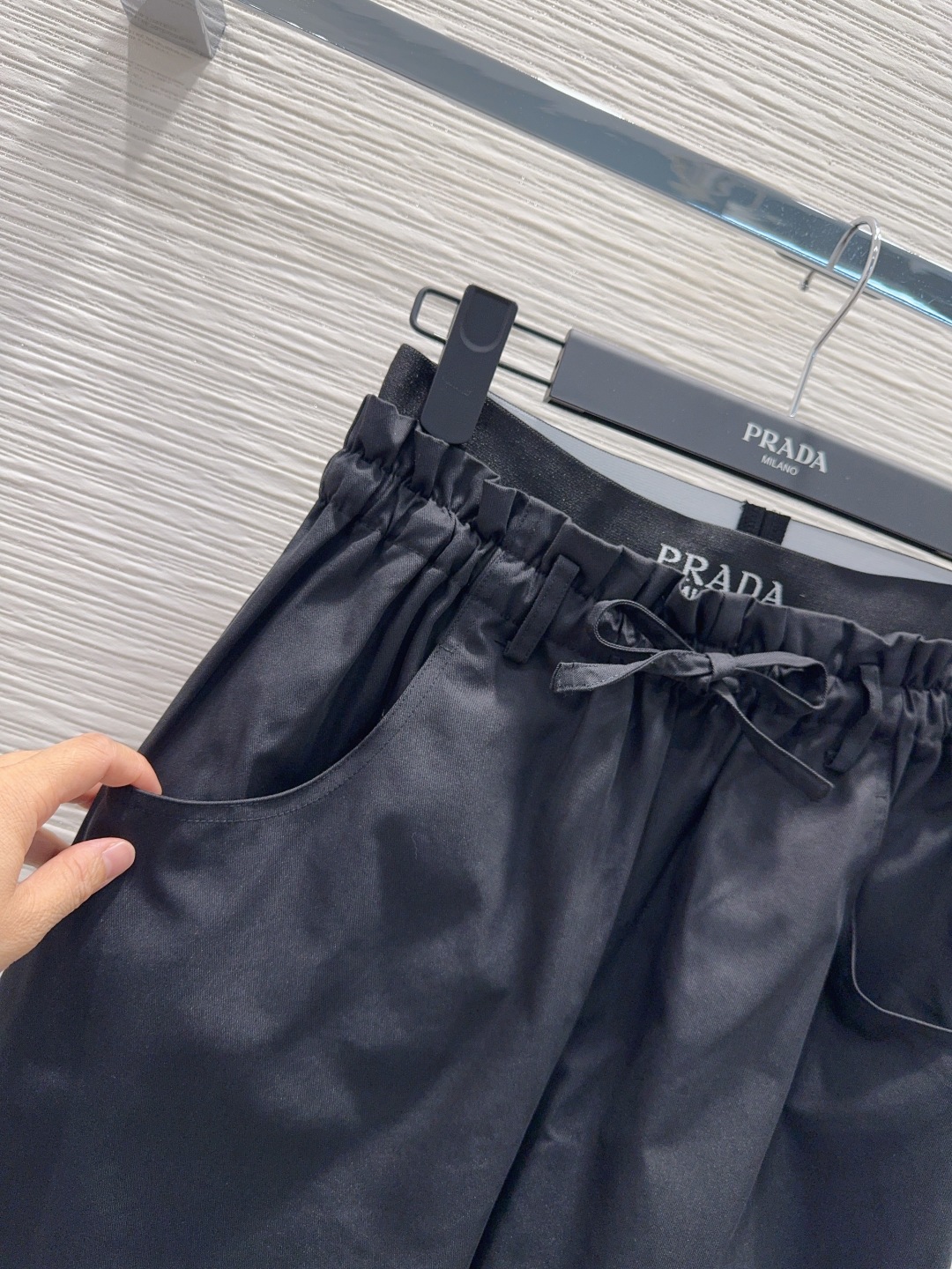 🛍️Prad*👑2025FW新款腰拼织带长裤 两色都很优秀 不挑剔身形要求 上身板板正正特别赞！搭配的风