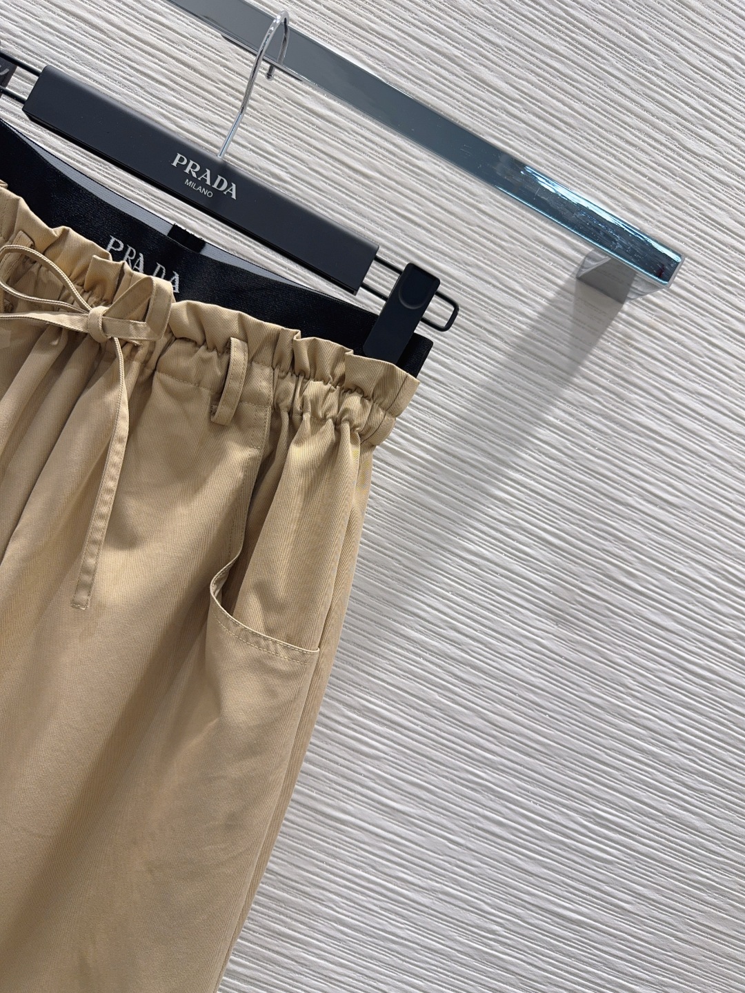 🛍️Prad*👑2025FW新款腰拼织带长裤 两色都很优秀 不挑剔身形要求 上身板板正正特别赞！搭配的风