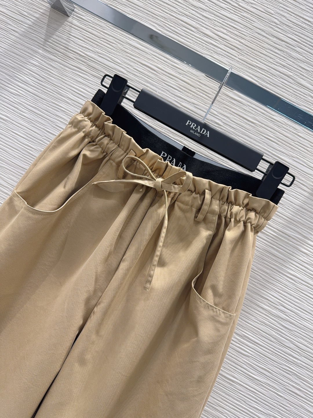 🛍️Prad*👑2025FW新款腰拼织带长裤 两色都很优秀 不挑剔身形要求 上身板板正正特别赞！搭配的风