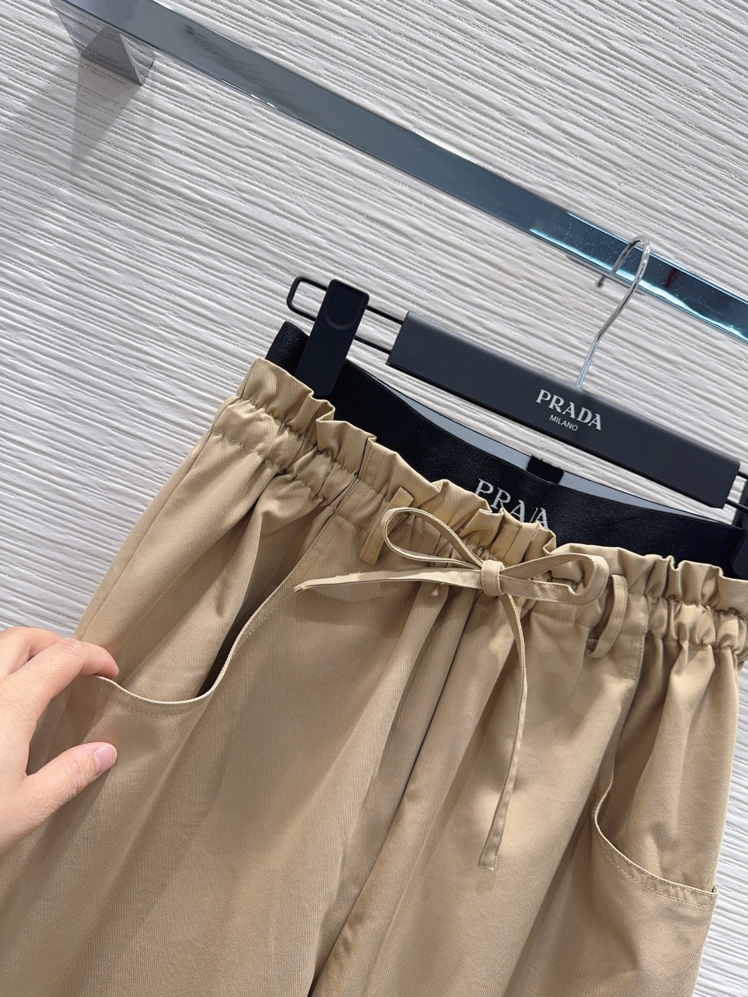 🛍️Prad*👑2025FW新款腰拼织带长裤 两色都很优秀 不挑剔身形要求 上身板板正正特别赞！搭配的风