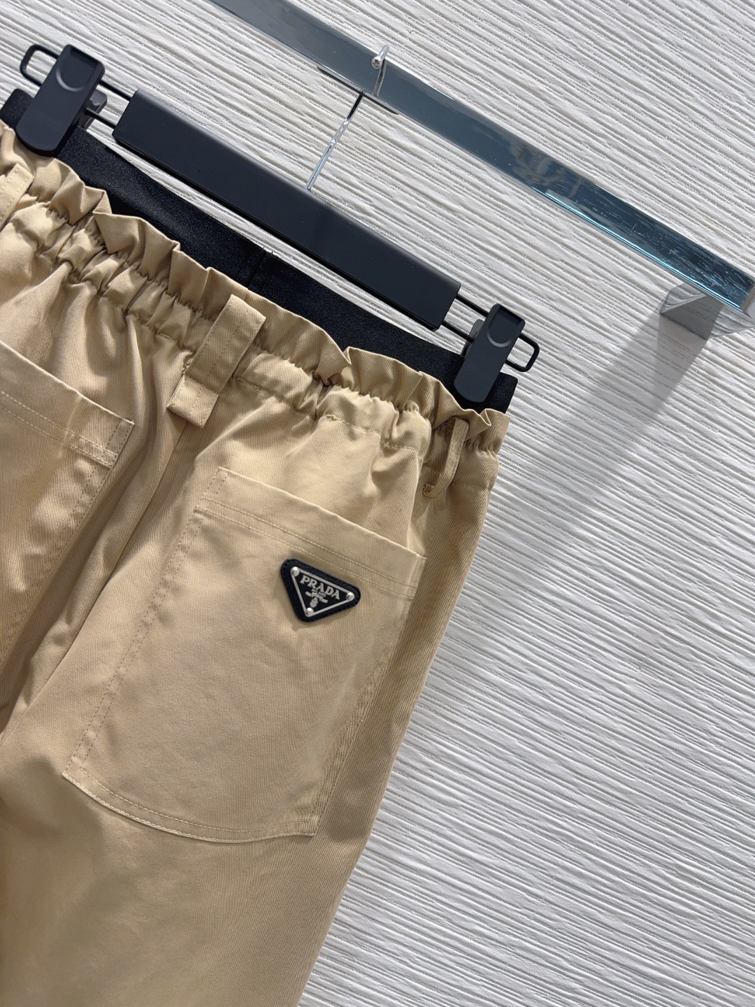 🛍️Prad*👑2025FW新款腰拼织带长裤 两色都很优秀 不挑剔身形要求 上身板板正正特别赞！搭配的风