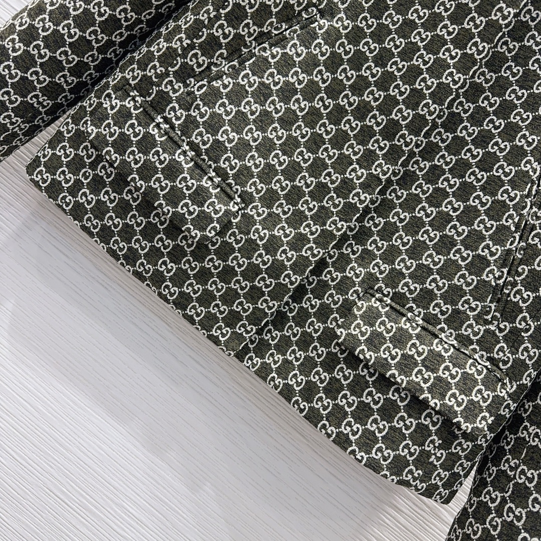 🛍️Gucc*👑2025FW新款外套 一眼就爱上 非常高级的进口高密度质地 双G毛尼提花面料 仔细看细节