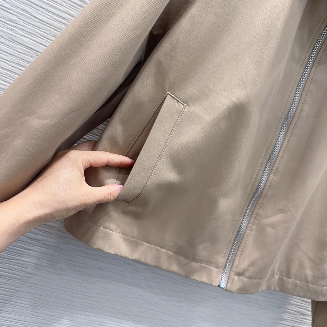 Prada 2025FW New Women's Jacket with Logo, Stylish and Comfortable 6 cmp i1761039437130 5939 0 4