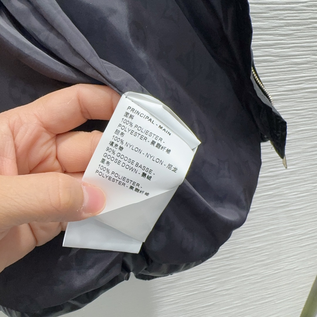 🛍️ Louis Vuitto* 👑2025FW新款羽绒外套 90鹅绒 整体保暖效果拉满，常规款羽绒服 