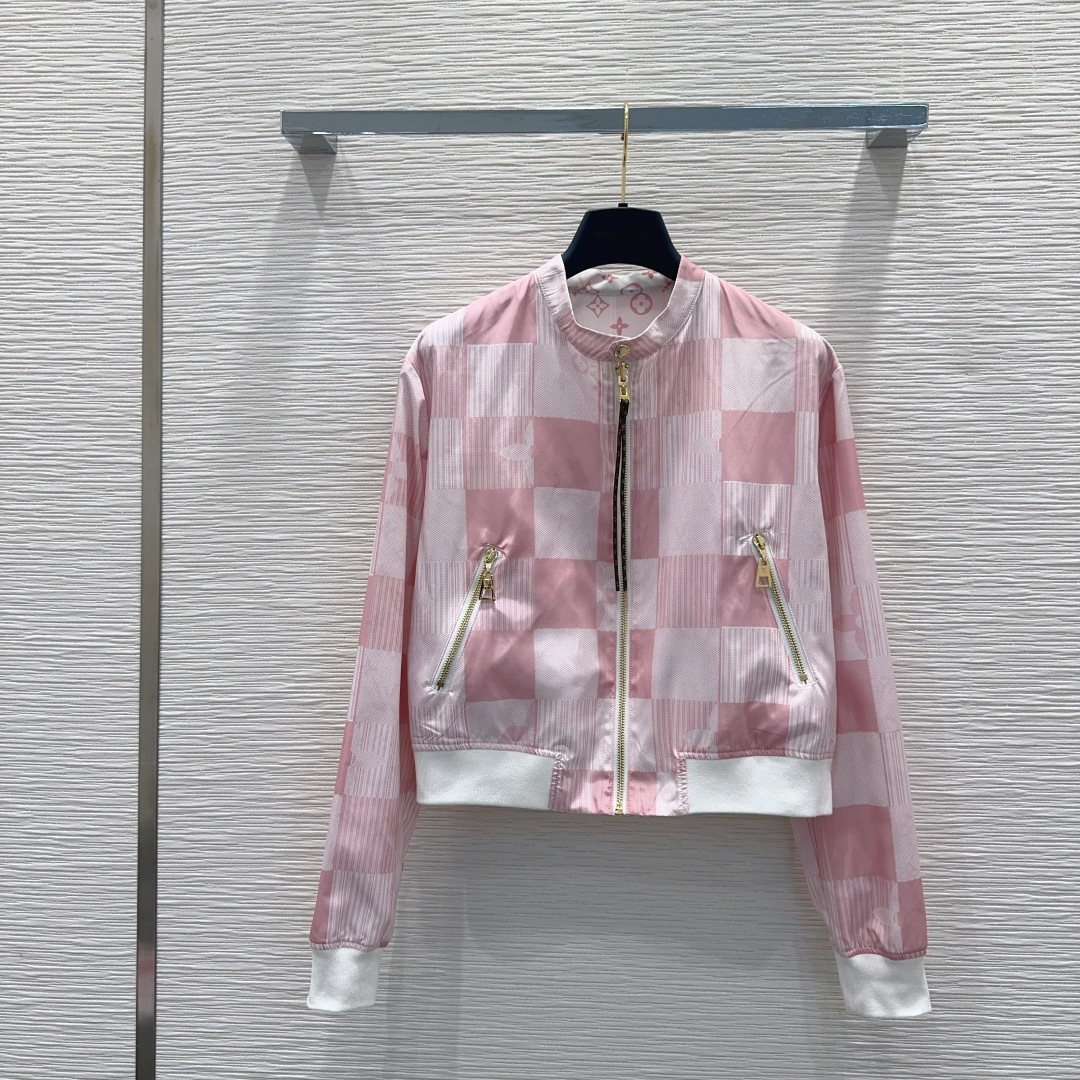 NO:737641,2026 new style jackets are reversible and will be sold immediately upon shipment. The special material has a sense of texture. Every small detail is paid great attention to. It has just the right sense of high-end. Three-dimensional tailoring makes the upper body of the garment more refined and western-style. The mold is customized for decoration. The real thing is amazing!  Fine workmanship, look at the details SML [S shoulder width 44, bust 104, back center length 48, sleeve length 60],,jackets & coats,jackets & coats,198609092026新款夹克外套 双面可穿 出货即爆单 特殊材质有肌理感 每个小细节都非常注重 恰到好处的高级感 立体剪裁 让成衣上身更为精致洋气 开模定制装饰 实物太赞啦！做工精细看细节 SML【S肩宽44 胸围104 后中长48 袖长60】,,jackets & coats,jackets & coats,,Women's clothing