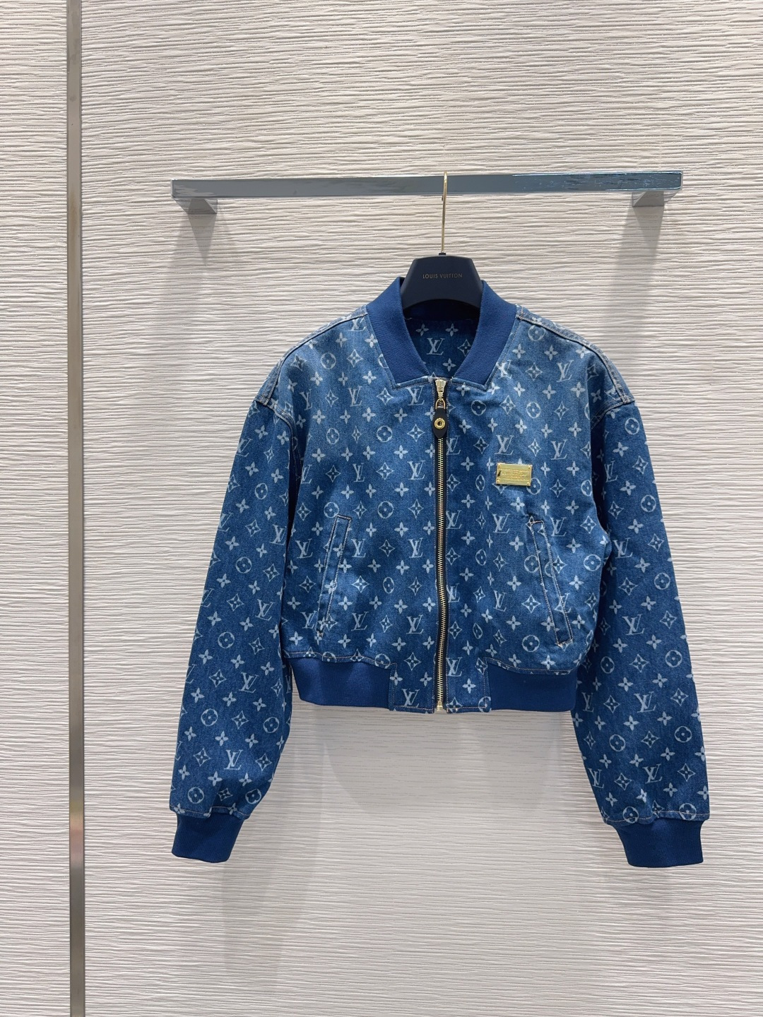 NO:737623,2026SS new high-end product ~ super fashionable new denim denim. The upper body is cool and sassy in fermentation-washed personalized colors. It is made of customized high-quality twill cotton washed denim fabric. The texture is fine and the cotton feels natural. It is muscular yet soft. The fermentation-washed color is a classic color that is not picky. It is super beautiful!  The details and workmanship are super good, new products are in stock after unboxing and grabbing SML [S shoulder width 52, bust 104, back center length 46, sleeve length 58],,198609092026SS新款 高版出品~超时髦新款丹宁牛仔 酵洗个性色调上身又酷又飒爽 采用定制高品质斜纹棉质水洗牛仔面料,纹理细腻,棉感自然,既有筋骨感又不失柔软,酵洗色不挑人的经典色,超级漂亮！细节做工超级好,新品现货开箱开抢 SML【S肩宽52 胸围104 后中长46 袖长58】,,,Women's clothing