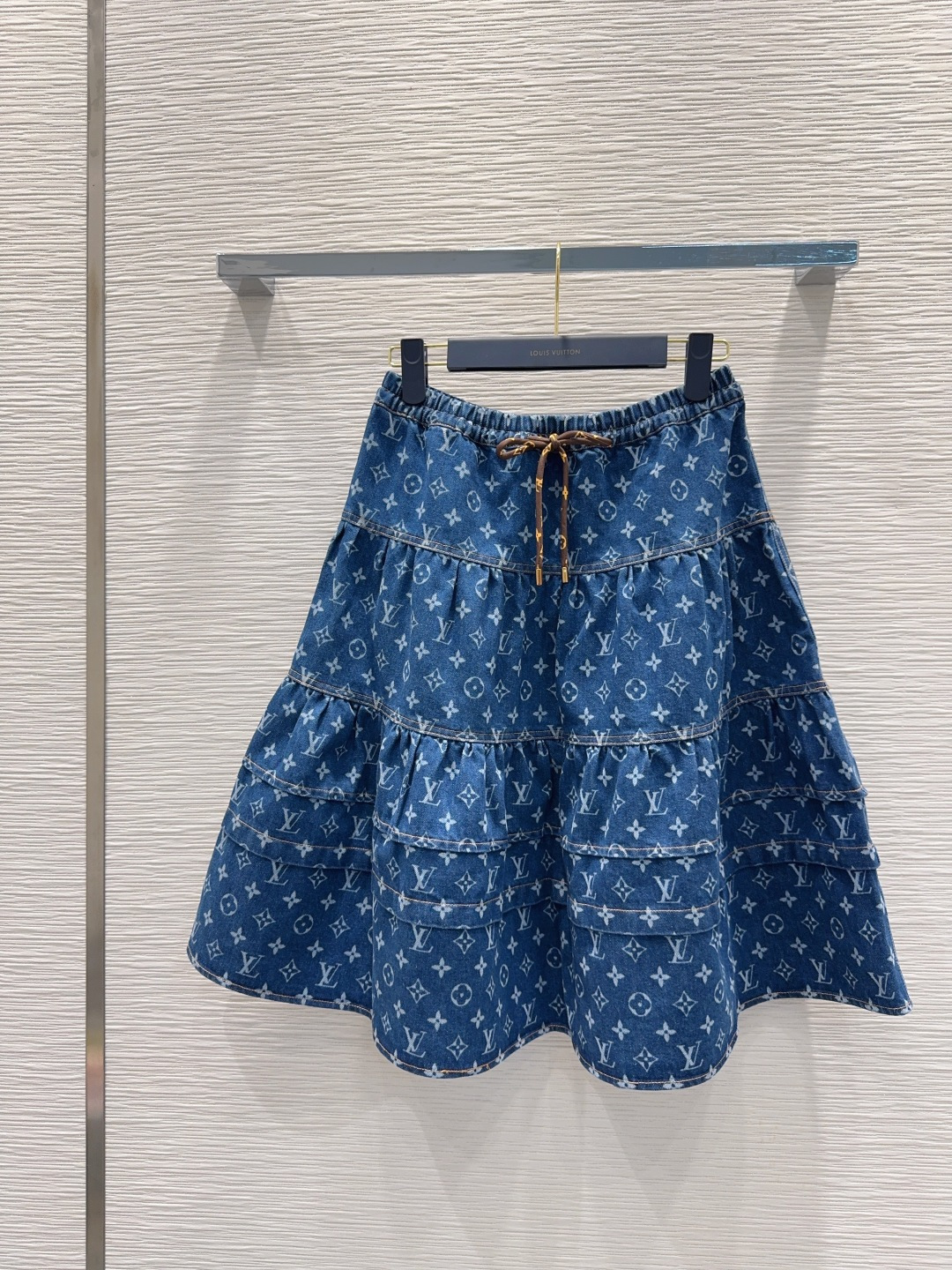 NO:737626,2026SS new high-end product ~ super fashionable new denim denim. The upper body is cool and sassy in fermentation-washed personalized colors. It is made of customized high-quality twill cotton washed denim fabric. The texture is fine and the cotton feels natural. It is muscular yet soft. The fermentation-washed color is a classic color that is not picky. It is super beautiful!  The details and workmanship are super good, new products are in stock, open the box and grab them SML [S waist 64, skirt length 63, sitting circumference 100],,skirts,198609092026SS新款 高版出品~超时髦新款丹宁牛仔 酵洗个性色调上身又酷又飒爽 采用定制高品质斜纹棉质水洗牛仔面料,纹理细腻,棉感自然,既有筋骨感又不失柔软,酵洗色不挑人的经典色,超级漂亮！细节做工超级好,新品现货开箱开抢 SML【S腰围64 裙长63 坐围100】,,skirts,,Women's clothing