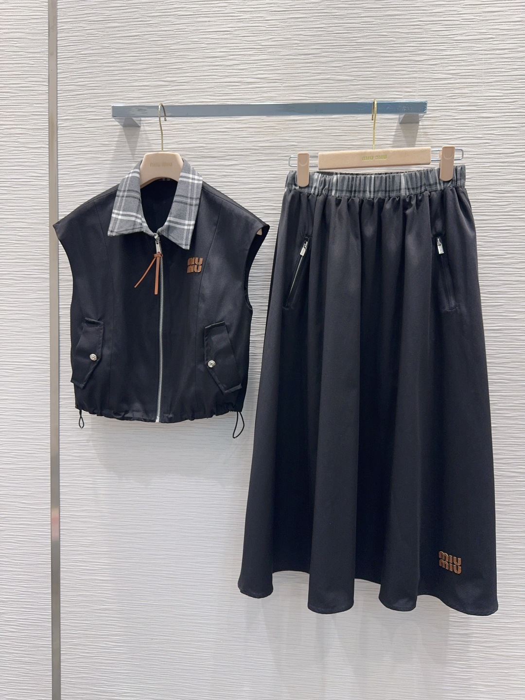 NO:737634,2026SS new skirt set, produced by high-end fashion, a must-have for fashionistas. This outfit is particularly powerful. You can create a taller and slimmer upper body effect at will, with a handsome and casual American high-street temperament!  Highly recommended for self-retention. The imported fabrics are of great texture!  The quality of workmanship depends on the details. Large quantities have been released. SML [S top, shoulder width 45, bust 90, length 47.5, S skirt, elastic waist 62, skirt length 79],,skirts,198609092026SS新款套裙 高定出品 时髦精必入 这穿搭的功能特别强大 随意打造显高显瘦的上身效果,美式高街帅气随性气质！强烈推荐自留款 进口面料质感超赞！做工品质看细节 大货已出 SML【S上衣 肩宽45 胸围90 衣长47.5 S半裙 松紧腰围62 裙长79】,,skirts,,Women's clothing