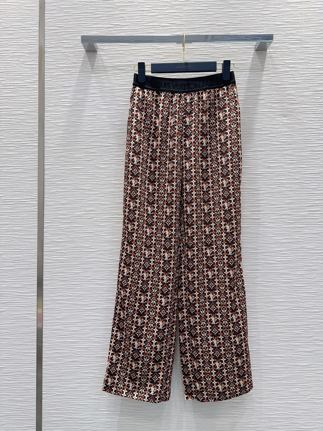 NO:737621,The 2026SS new trousers are full of fashionable and high-end sense on the upper body. The giant pull style has its own aura. Ultra-light fabric. The texture is very nice. Fashionable and high-end. The color is super positive. The upper body is white and slim. It is a classic series with its own beauty. The upper body is full of aura when walking. The length is just right. SML [S waist 64, hip 94, pants length 100],,198609092026SS新款长裤 上身就是满满的时髦高级感 巨拉风 自带气场 超轻薄面料 质感很奈斯 时髦又高级 颜色超级正 上身显白又显瘦 自带美感的经典系列 走路都带风上身气场全开 长度恰到好处 SML【S腰围64 臀围94 裤长100】,,,Women's clothing
