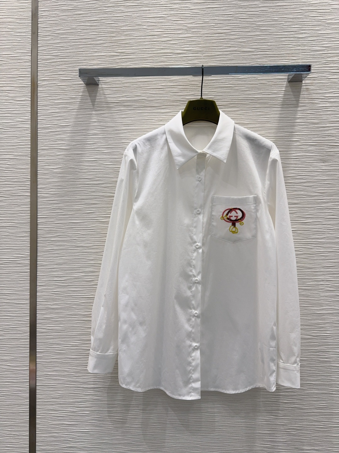 NO:737615,2026SS new shirt. Low-key luxury three-dimensional tailoring. Streamlined line design. Noble and elegant yet full of gentle and intellectual temperament. Imported special materials. You will be amazed when you receive it. The texture of the customized fabric is amazing!  SML [S shoulder width 44, bust 96, length 72],,198609092026SS新款衬衣 低调奢华立体剪裁 精简线条感设计 高贵典雅又尽显温柔知性的气质 进口特殊材质 收到手会很惊艳 定制面料质感超赞！SML【S肩宽44 胸围96 衣长72】,,,Women's clothing