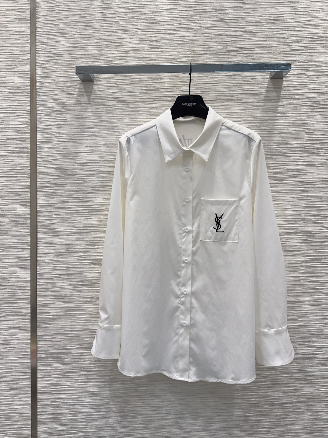 NO:737618,2026SS new shirt. Low-key luxury three-dimensional tailoring. Streamlined line design. Noble and elegant yet full of gentle and intellectual temperament. Imported special materials. You will be amazed when you receive it. The texture of the customized fabric is amazing!  SML [S shoulder width 41, bust 106, length 73, sleeve length 60],,198609092026SS新款衬衣 低调奢华立体剪裁 精简线条感设计 高贵典雅又尽显温柔知性的气质 进口特殊材质 收到手会很惊艳 定制面料质感超赞！SML【S肩宽41 胸围106 衣长73 袖长60】,,,Women's clothing