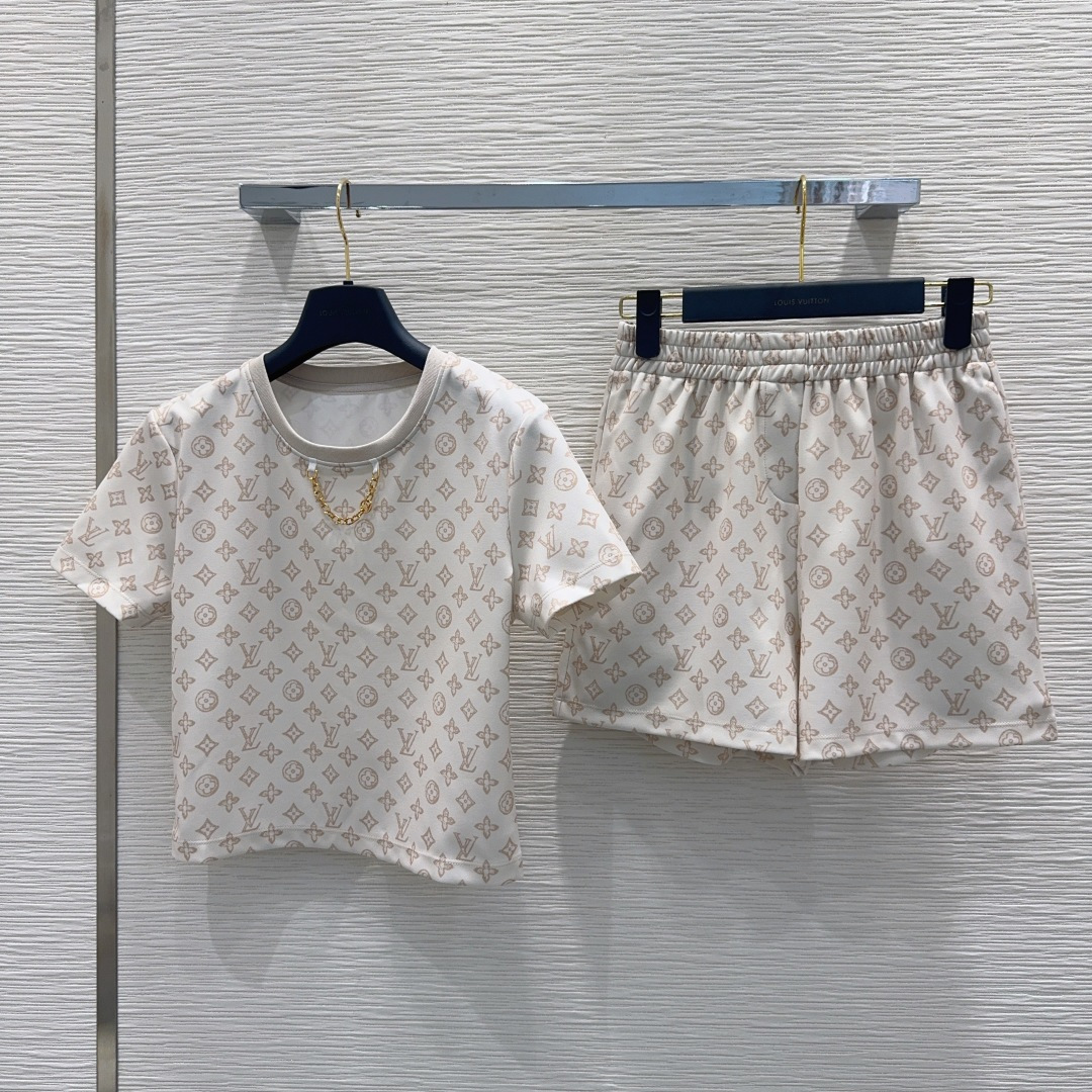 NO:750188,The 2026SS suit is extremely comfortable and there is no reason to refuse it. It has a cool style and can be worn for daily commuting, regardless of the occasion. The design is unique and has a richer sense of layering. It is full of small details that are a plus. SML [S top, mid-back length 57, shoulder width 36, chest 90, sleeve length 19.5, S pants waist 64, trouser length 37, seat 96,,198609092026SS套装 舒适度极强 没有理由可以拒绝它.可A可飒的风格,日常通勤穿什么的都是很OK的,不挑场合的.设计独特 层次感更加丰富,满满小细节太加分了 SML【S上衣 后中长57 肩宽36 胸围90 袖长19.5 S裤腰围64 裤长37 坐围96,,,Women's clothing