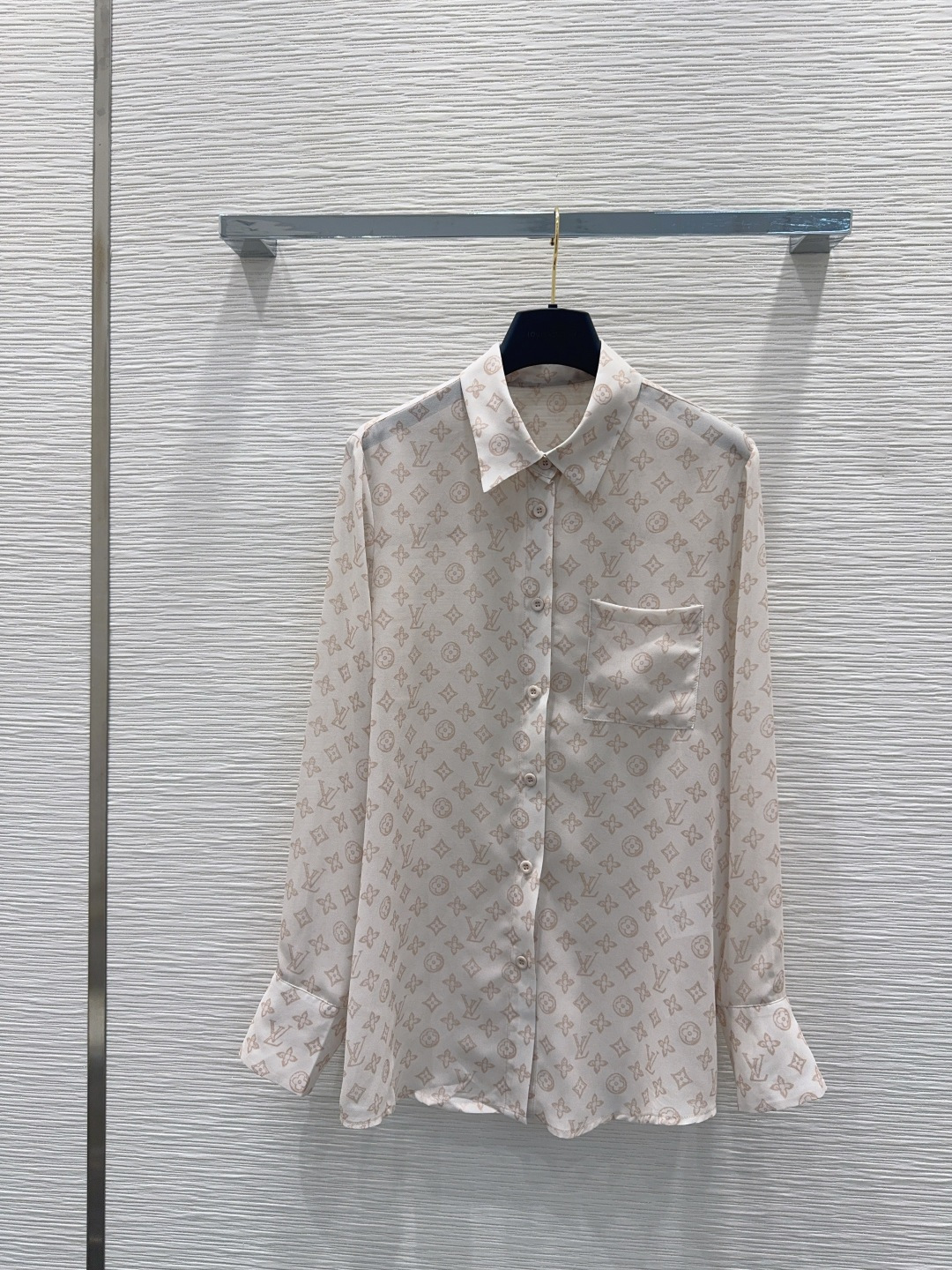 NO:750179,2026SS new shirt, slightly see-through, vaguely fashionable and discreet, cute style, easy to control, and full of small details. Exquisite workmanship, back and forth stitching craft shirts are great both as a single product and as a match. Age-reducing fashion, good HOLD style, won the hearts of fairies, soft and textured, classic SML [S shoulder width 41, bust 106, middle length 73  Sleeve length 60],,shirts,198609092026SS新款衬衫 微透视 若隐若现时尚小心机 可A可乖的风格,版型属于谁都好驾驭的,满满小细节太加分了.做工精致 内线来去缝工艺衬衣做为单品和搭配都是杠把子 减龄时尚 好HOLD住造型 深得仙女心 柔软有质感 经典之作SML【S肩宽41 胸围106 后中长73 袖长60】,,shirts,,Women's clothing