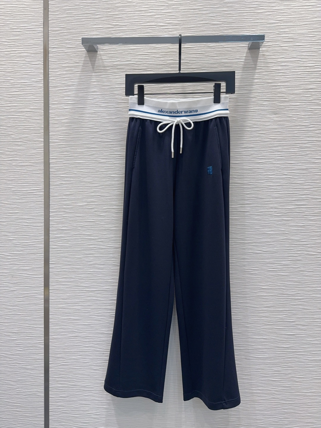 NO:750208,2026SS new casual trousers. Both colors are excellent. They are not picky about body shape requirements. The upper body is particularly good!  The style of the matching is also very versatile. Exquisite advanced customization. The texture of the textured fabric is awesome. Retro and elegant. The upper body is cool and handsome, age-reducing and fashionable. Two-color SML [S waist 66, hip 98, pants length 102],,198609092026SS新款休闲长裤 两色都很优秀 不挑剔身形要求 上身特别赞！搭配的风格也很通吃 精致高级定制 富有肌理感的面料质感超赞 复古优雅 上身酷帅减龄时髦精 两色SML【S腰围66 臀围98 裤长102】,,,Women's clothing