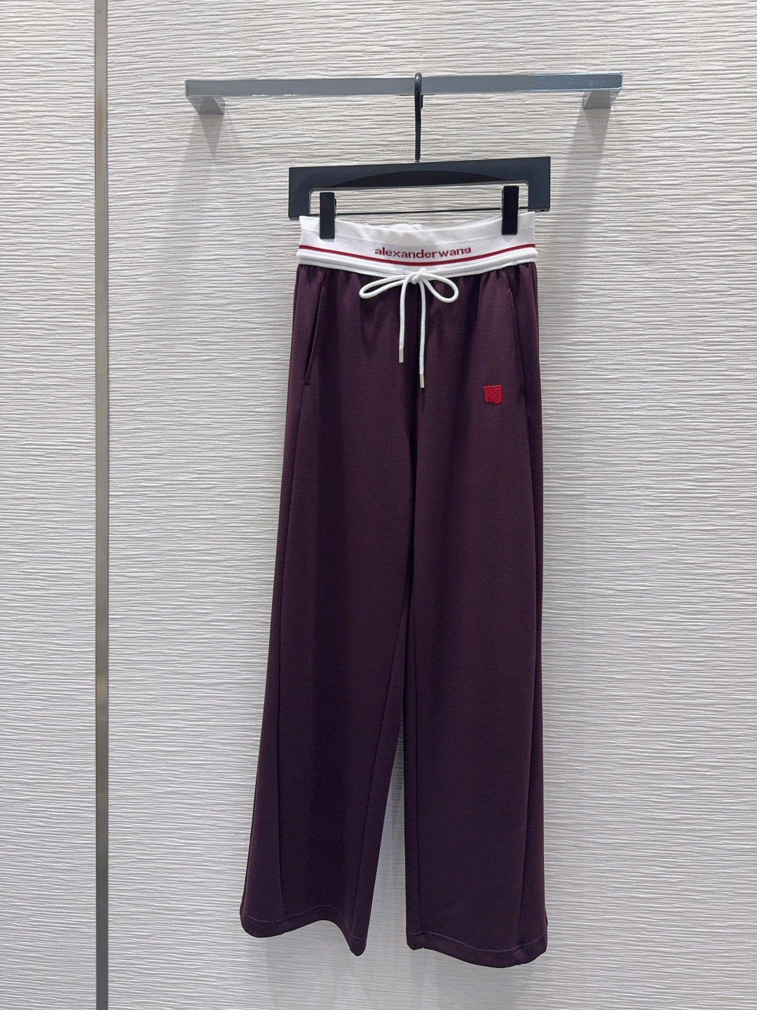 NO:750204,2026SS new casual trousers. Both colors are excellent. They are not picky about body shape requirements. The upper body is particularly good!  The style of the matching is also very versatile. Exquisite advanced customization. The texture of the textured fabric is awesome. Retro and elegant. The upper body is cool and handsome, age-reducing and fashionable. Two-color SML [S waist 66, hip 98, pants length 102,,198609092026SS新款休闲长裤 两色都很优秀 不挑剔身形要求 上身特别赞！搭配的风格也很通吃 精致高级定制 富有肌理感的面料质感超赞 复古优雅 上身酷帅减龄时髦精 两色SML【S腰围66 臀围98 裤长102,,,Women's clothing