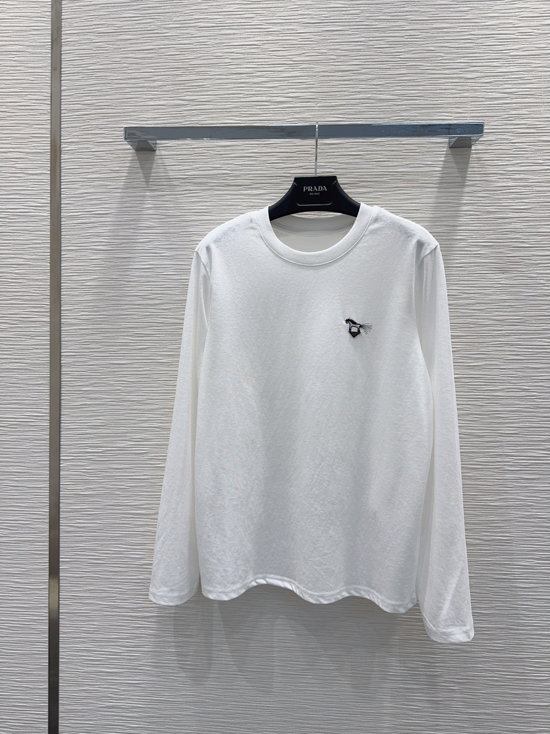 NO:750213,The 2026SS new top is very dense and feels great. It’s a really hard-working one!  !  Perfect details, regular fit!  The upper body is not picky at all, simple and generous, and instantly enhances your temperament. Popular recommendation, SML [S shoulder width 41, bust 98, length 66,,198609092026SS新款上衣 密度很高手感超好 真的费劲心血的一款！！细节完美 常规版型！上身完全不挑人简单大方,瞬间提升气质 爆款推荐,SML【S肩宽41 胸围98 衣长66,,,Women's clothing