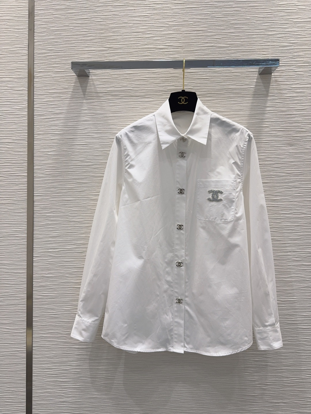 NO:750200,2026SS new shirt. Low-key luxury three-dimensional tailoring. Streamlined line design. Noble and elegant yet full of gentle and intellectual temperament. Imported special materials. You will be amazed when you receive it. The texture of the customized fabric is amazing!  SML【S Shoulder width 44, Bust 106, Foot 110, Sleeve length 57, Cuff 22, Clothing length 69】,,198609092026SS新款衬衣 低调奢华立体剪裁 精简线条感设计 高贵典雅又尽显温柔知性的气质 进口特殊材质 收到手会很惊艳 定制面料质感超赞！SML【S肩宽44 胸围106 脚围110 袖长57 袖口22 衣长69】,,,Women's clothing