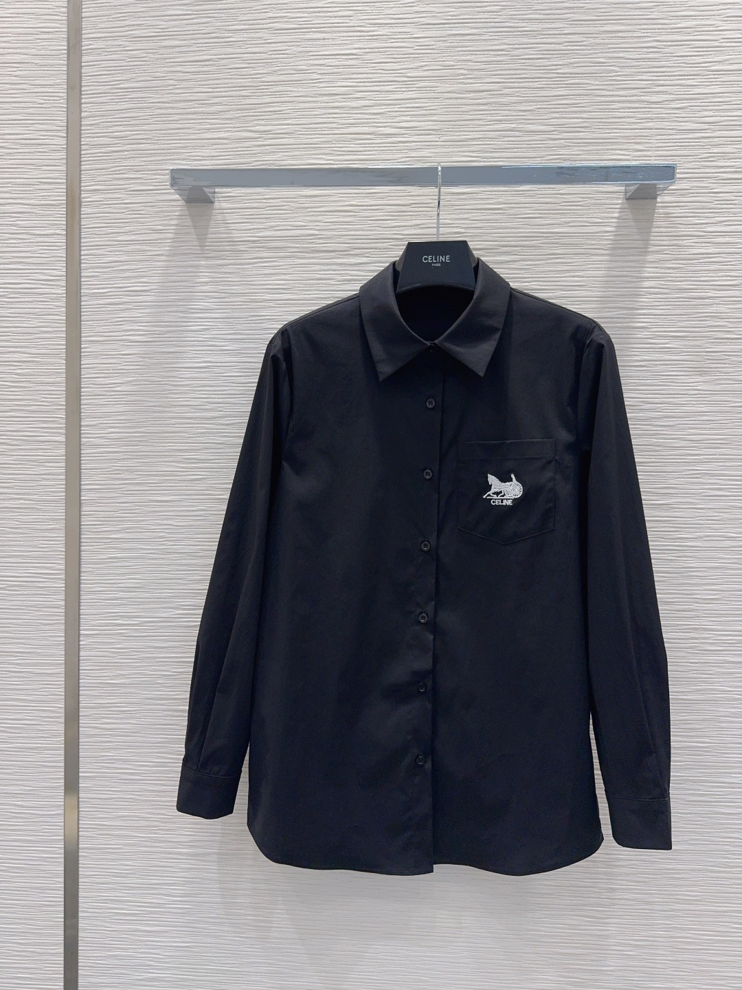 NO:750199,2026SS new shirt. Low-key luxury three-dimensional tailoring. Streamlined line design. Noble and elegant yet full of gentle and intellectual temperament. Imported special materials. You will be amazed when you receive it. The texture of the customized fabric is amazing!  SML [S shoulder width 44, bust 96, length 72],,198609092026SS新款衬衣 低调奢华立体剪裁 精简线条感设计 高贵典雅又尽显温柔知性的气质 进口特殊材质 收到手会很惊艳 定制面料质感超赞！SML【S肩宽44 胸围96 衣长72】,,,Women's clothing