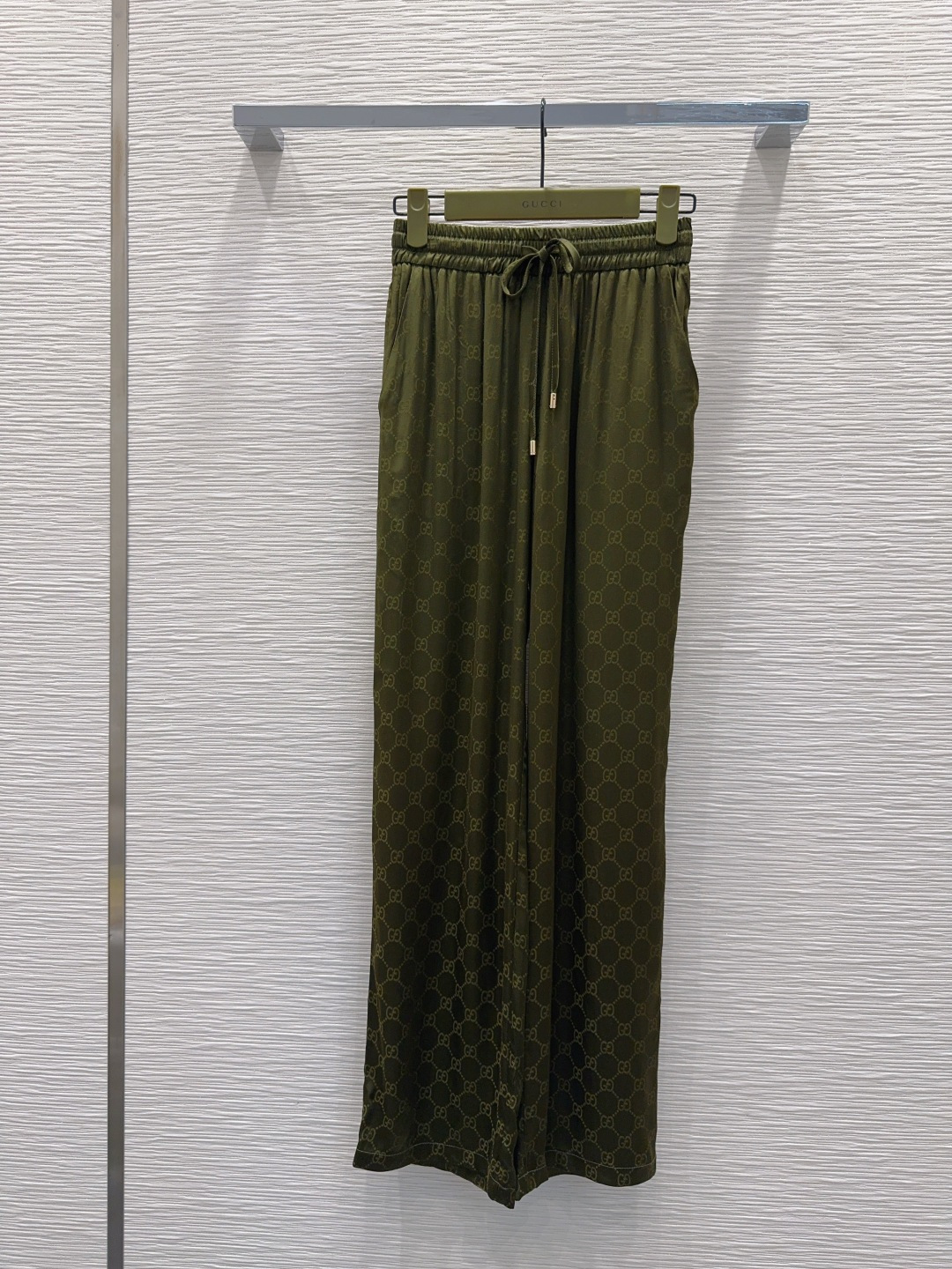 NO:750225,2026SS new suit, silky fabric, retro and fashionable, low-key temperament, luxurious and high-end!  The styles are versatile and not picky, customized technical fabrics, workmanship quality depends on the details. Bai Fumei is a must-have!  Highly recommended. SML [S shirt, shoulder width 41, bust 96, length 63, S trousers, elastic waist 64, hip 98, trouser length 102,,shirts,198609092026SS新款套装 丝滑面料 复古时髦 低调气质又奢华高级！版型百搭不挑人,定制科技面料 做工品质看细节.白富美必入！强烈推荐.SML【S衬衫 肩宽41 胸围96 衣长63 S长裤 松紧腰围64 臀围98 裤长102,,shirts,,Women's clothing